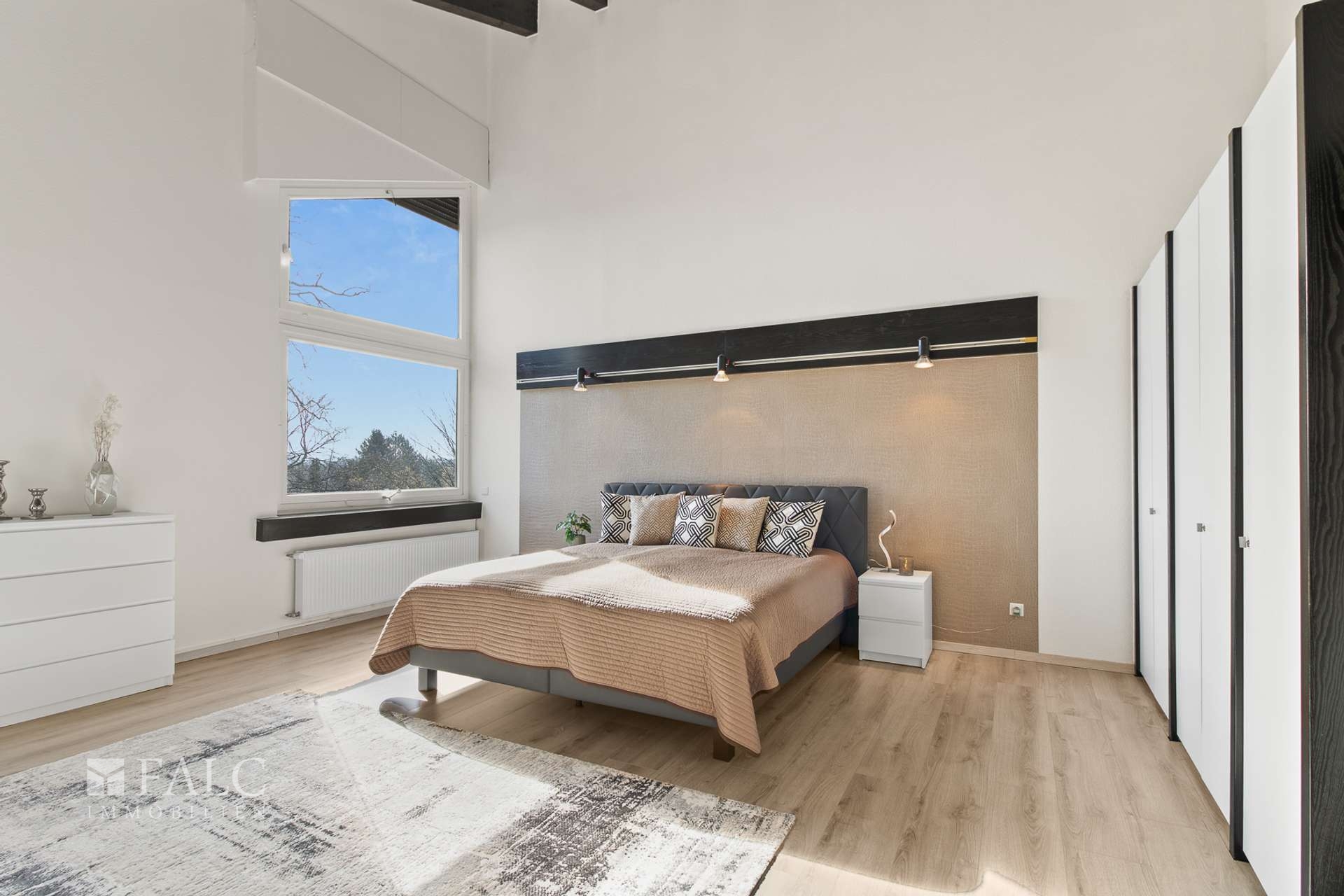Schlafzimmer mit hohen Decken